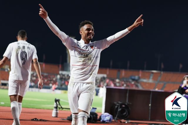 득점을 기뻐하는 포항 주닝요