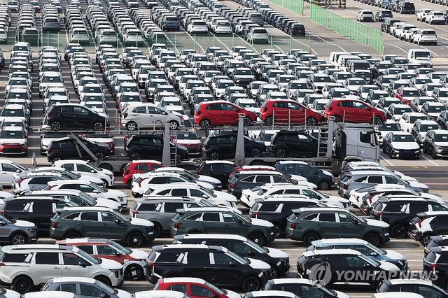 평택항에 세워진 수출용 자동차