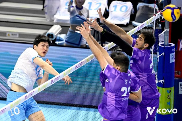 공격하는 대한항공의 정지석(왼쪽)