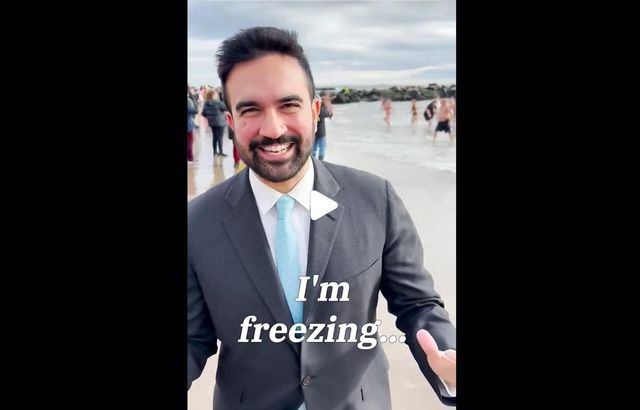 겨울바다 뛰어들기 행사 참여한 맘다니 뉴욕시장 후보