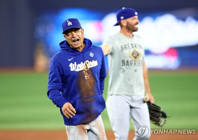 김혜성과 경주하다 넘어진 데이브 로버츠 감독