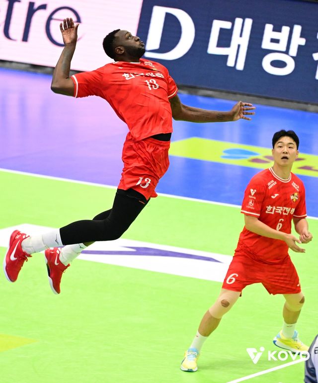 스파이크하는 한국전력의 베논(왼쪽)과 세터 하승우(6번)