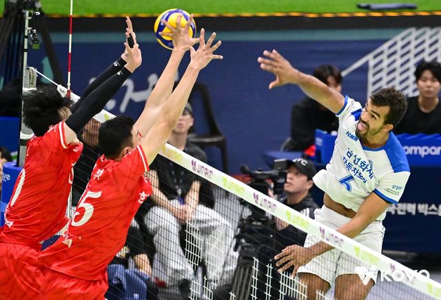 삼성화재의 외국인 주포 아히(오른쪽)