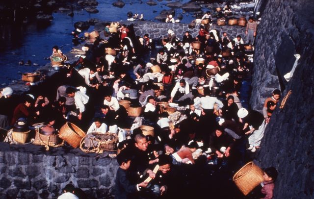 1950년대 산지천에서 빨래하는 풍경