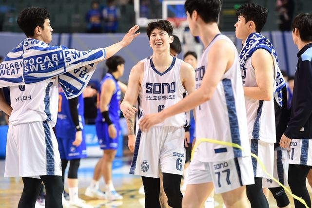 승리에 기뻐하는 소노의 에이스 이정현