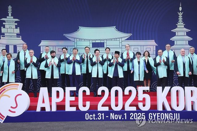 이재명 대통령, APEC 정상회의 공식 기념촬영