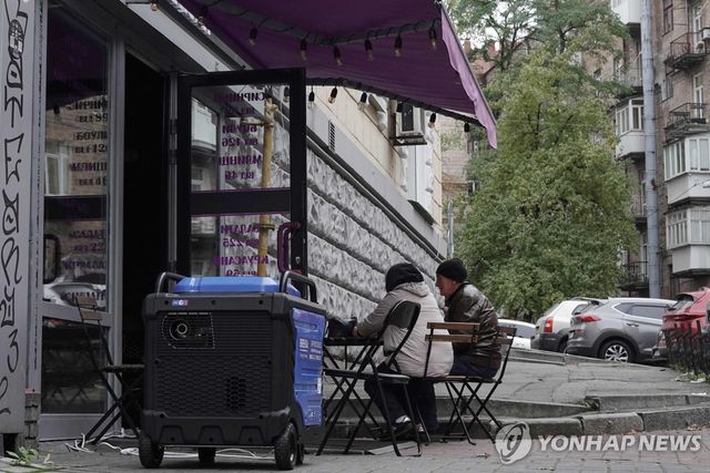 24일(현지시간) 단전 시간에 자체 발전기를 사용 중인 키이우 카페 
