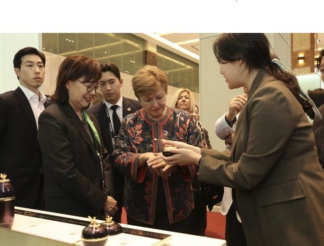 LG생활건강 '더후' 부스 방문한 크리스탈리나 게오르기에바 IMF 총재