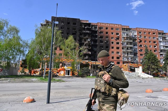 지난 4월 23일 한 우크라이나 병사가 포크로우스크 도심을 지나는 모습.