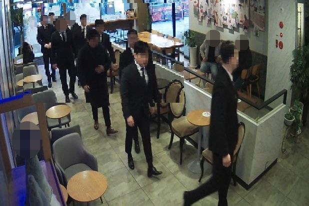 2025년 4월 한 상점에 소집된 폭력조직원들