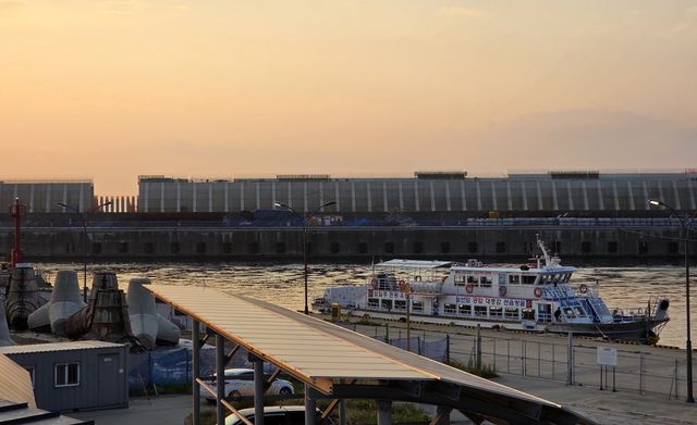 사동항에서 바라본 울릉공항 건설 현장
