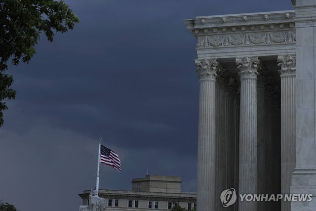 연방 대법원 앞에 걸린 미국 국기