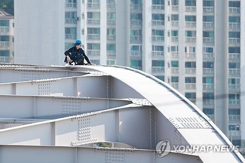 2025년 6월 11일 한강대교 철골 아치에 올라가 시위를 벌이고 있는 송준영 씨