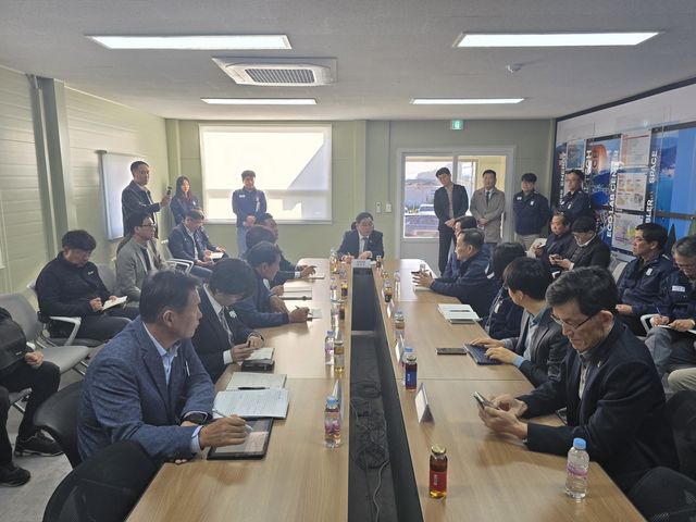 SK오션플랜트 매각 관련 고성 찾은 허성무 의원(가운데)