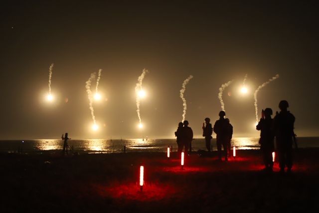 해안 박격포 조명사격 모습