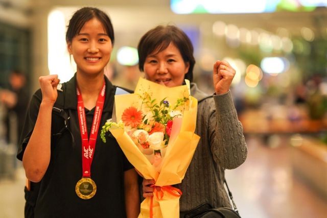 어머니 여승희씨와 포즈 취한 이서인(왼쪽)