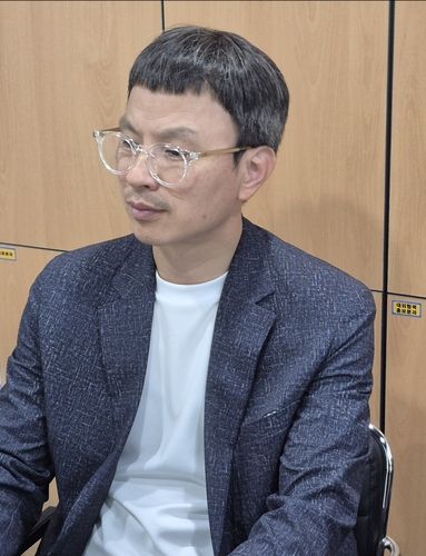 고아청년들과 함께 연합뉴스와 인터뷰 중인 조윤환 고아권익연대 대표