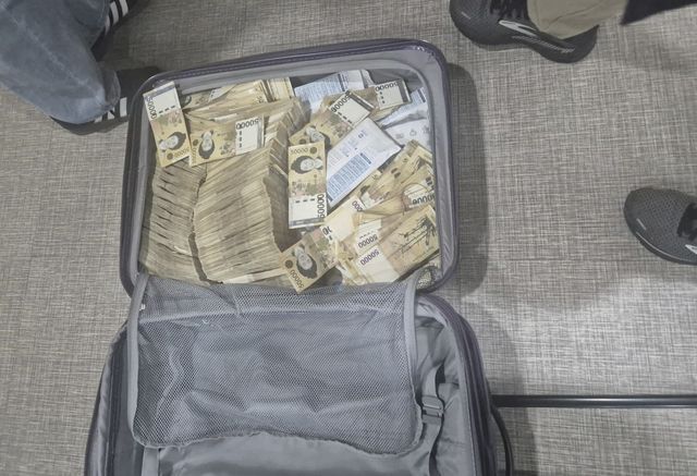 캐리어에 숨겨진 현금다발