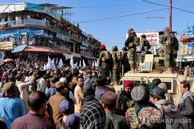 파키스탄과 무력충돌 후 집회 여는 아프간 탈레반군 