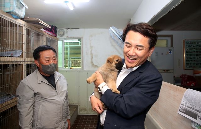유기동물 보호관리센터 방문한 김진태 지사