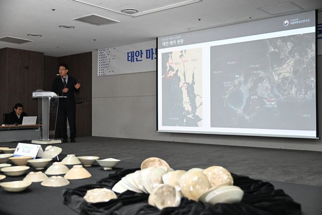 브리핑하는 신종국 국립해양유산연구소 과장 