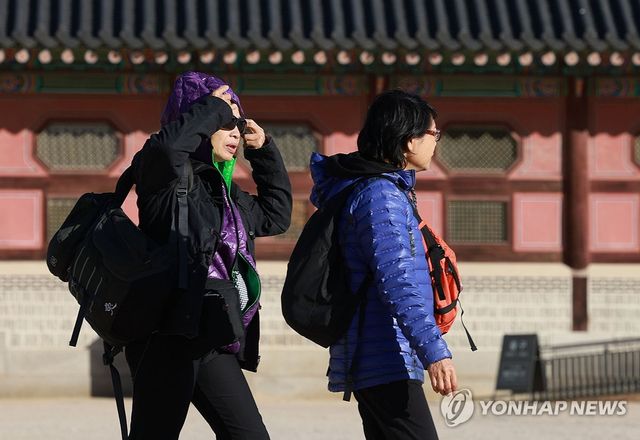 두터운 옷차림의 외국인 관광객들