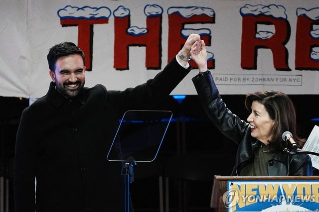 조란 맘다니 뉴욕시장 당선인(좌측)과 캐시 호컬 뉴욕 주지사(우측)