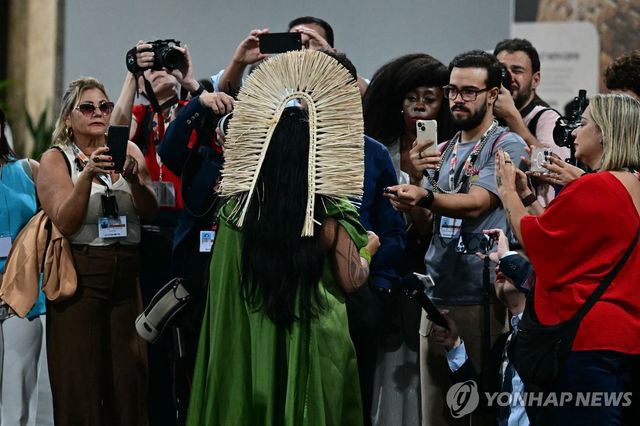 10일(현지시간) 기자들과 대화하는 원주민 출신 셀리아 샤크리아바 브라질 하원 의원(가운데 뒷모습)