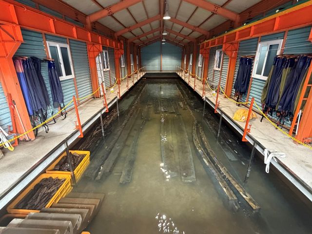 탈염 처리장에 보관 중인 마도 4호선 선체 모습 