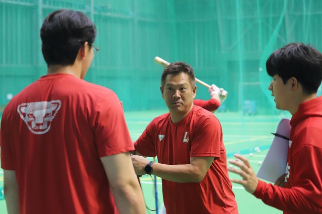 진지한 표정으로 선수 질문에 답하는 야마사키 다케시 인스트럭터