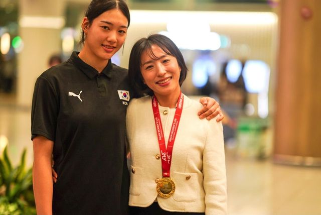 어머니 성해영씨와 포즈 취한 손서연(왼쪽)