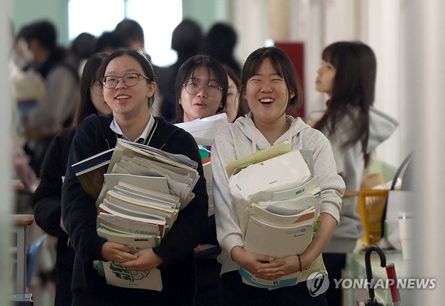 두 손 가득 '공부의 무게'…수능 앞둔 '후련한' 책거리