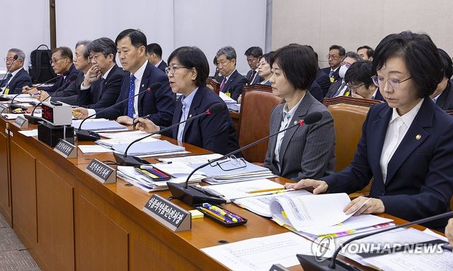 의원 질의에 답변하는 정은경 복지부 장관