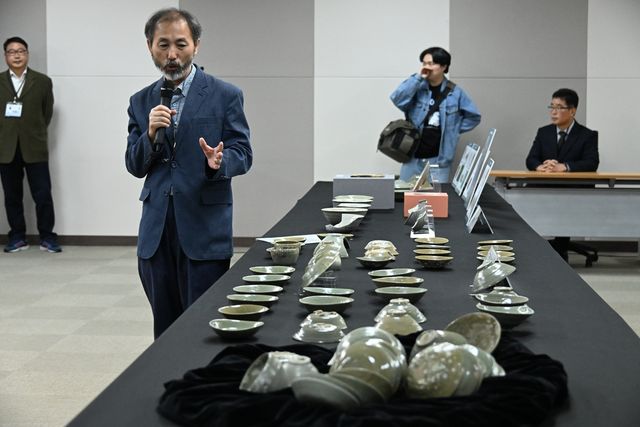 청자 다발에 관해 설명하는 한성욱 민족유산연구원 이사장