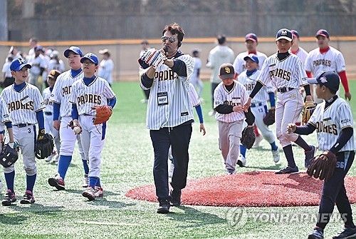 유소년 선수를 지도하는 박찬호