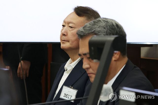 윤석열, '특검기소' 첫 재판 출석