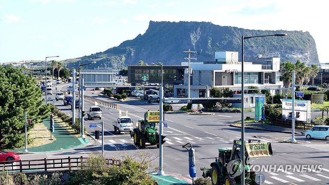 제주 제2공항 발표 10년 맞아 차량시위 나선 농민들