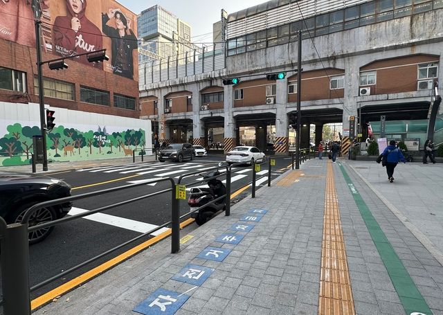 성수역 2번 출입구 앞 보도 개선 모습