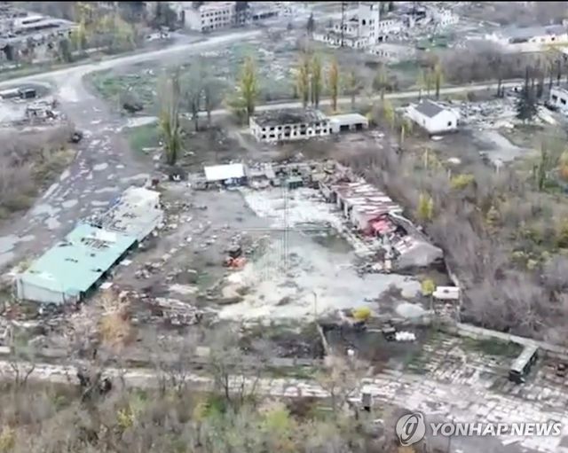 우크라이나군 제425독립강습연대가 지난 1일 우크라이나 포크로우스크 상공에서 촬영해 제공한 드론 영상 이미지. [AP=연합뉴스. 재판매 및 DB 금지]