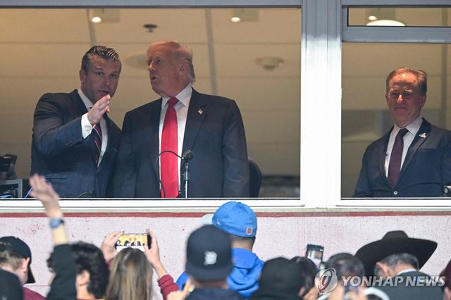 풋볼경기 관람중인 트럼프 미국 대통령