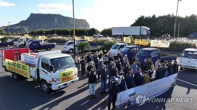 제주 제2공항 발표 10년 맞아 차량시위 나선 농민들