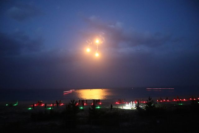 해안 박격포 조명사격 모습