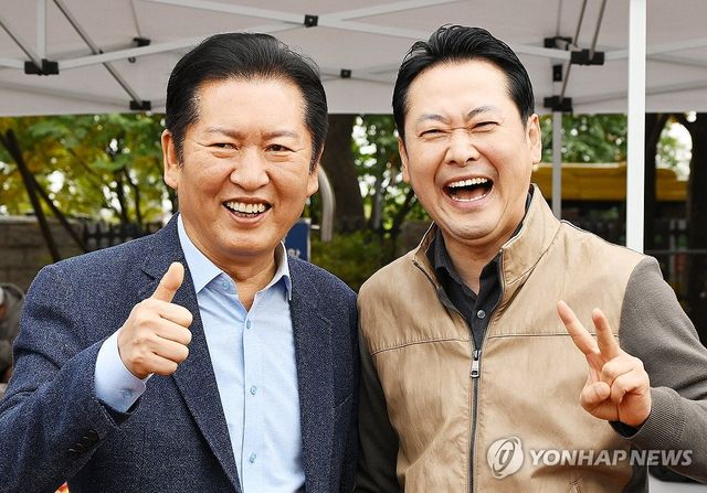 밝은 표정으로 사진 찍는 정청래-장동혁 대표