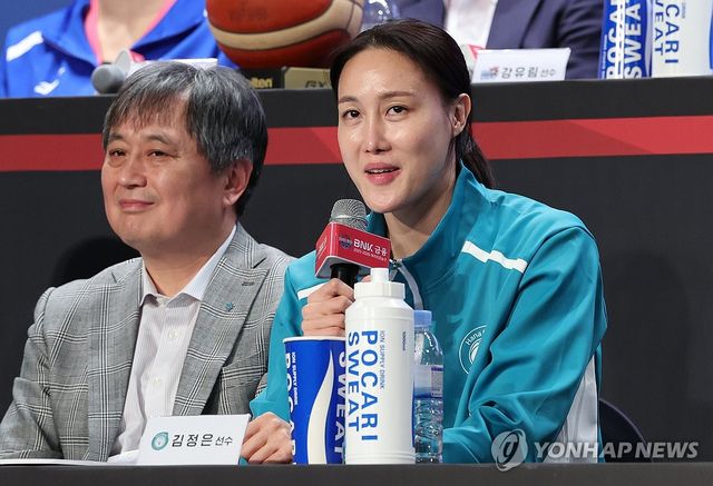 답변하는 김정은