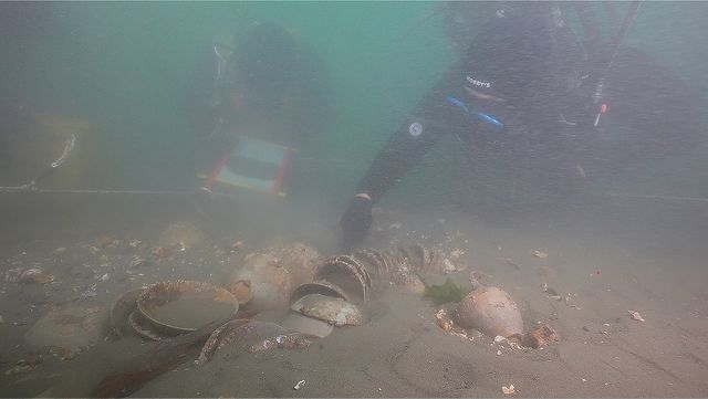 청자 다발을 확인하는 조사원들 