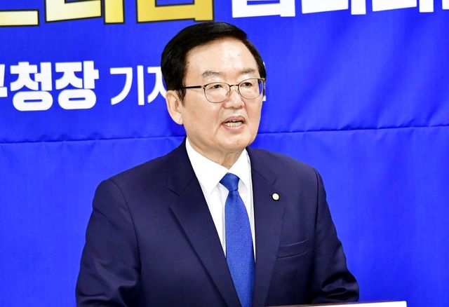 기자회견하는 문인 광주 북구청장