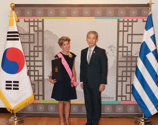 훈장받은 에카테리니 루파스 전 주한그리스 대사