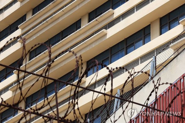 철조망 깔린 캄보디아 '망고단지'