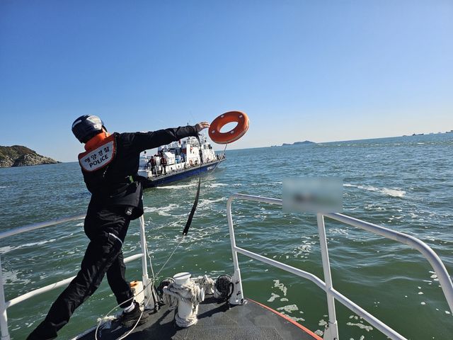 표류하는 남성 구조하는 해경