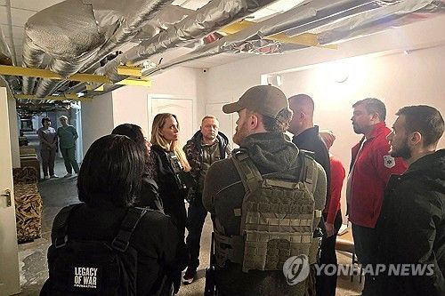 우크라이나 의료진 및 자원봉사자들 만나는 졸리